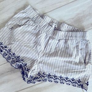Madewell shorts with pockets embroidered at the bottom